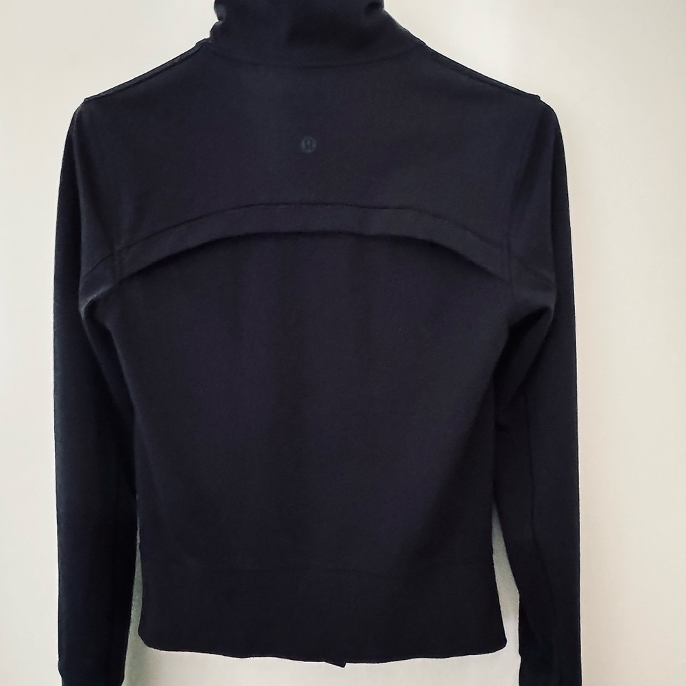 ❌SOLD❌ Lululemon Woman’s Jacket, Size 4 - Picture 3 of 4